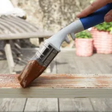 Sådan bejdser og lakerer du træ