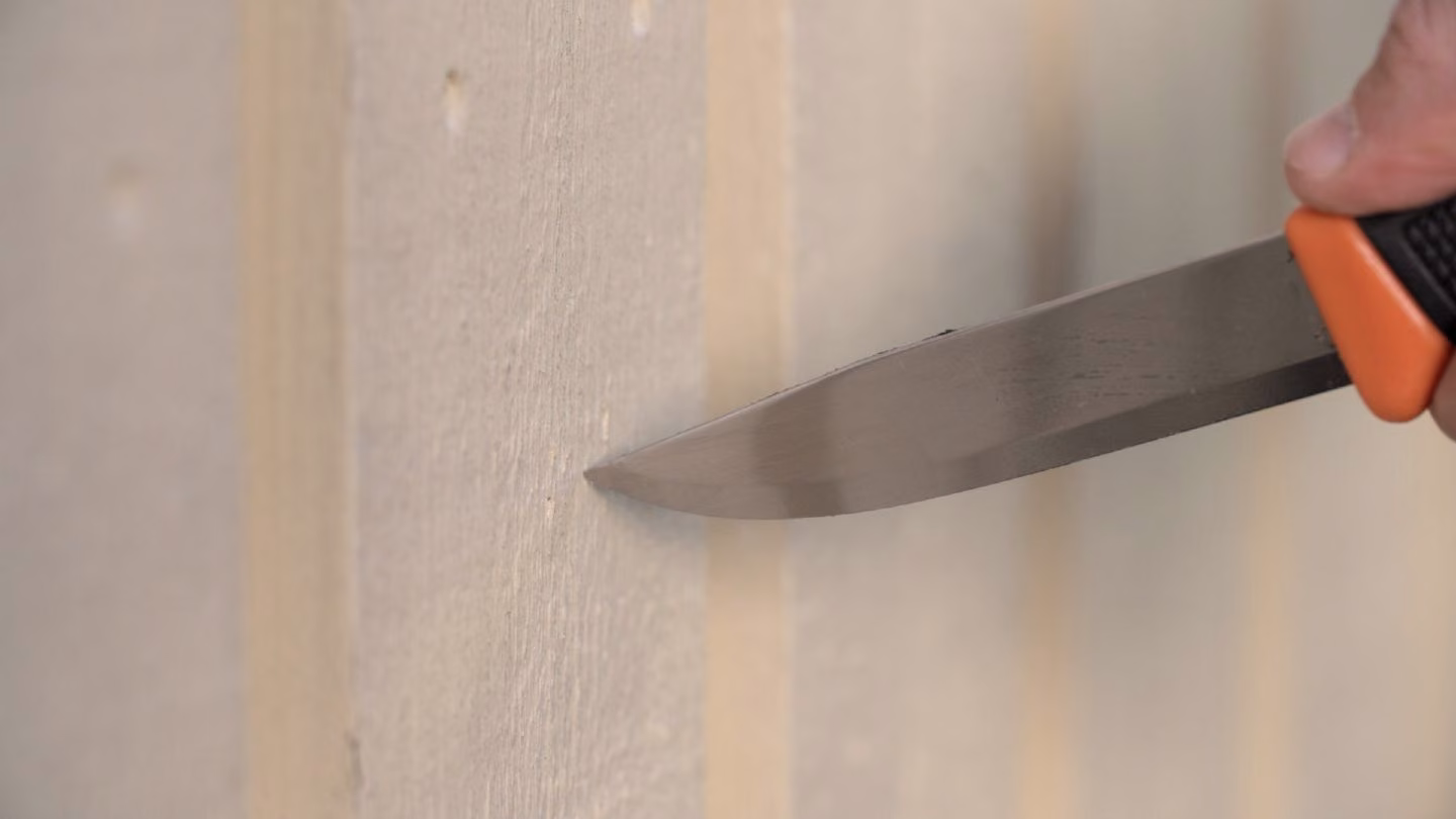 Rengøring og grundmaling af facaden